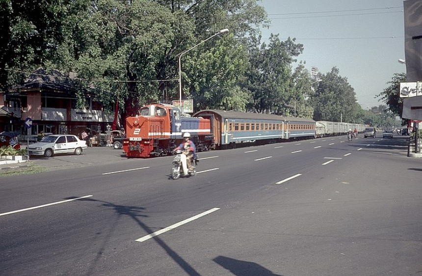 Rel pinggir jalan di Kota Solo