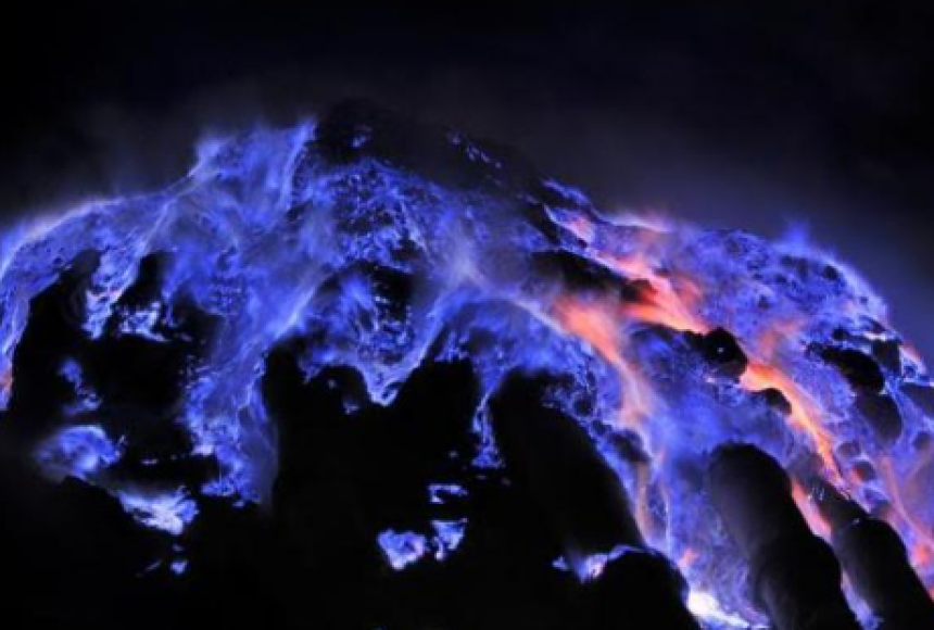Api biru di Gunung Ijen