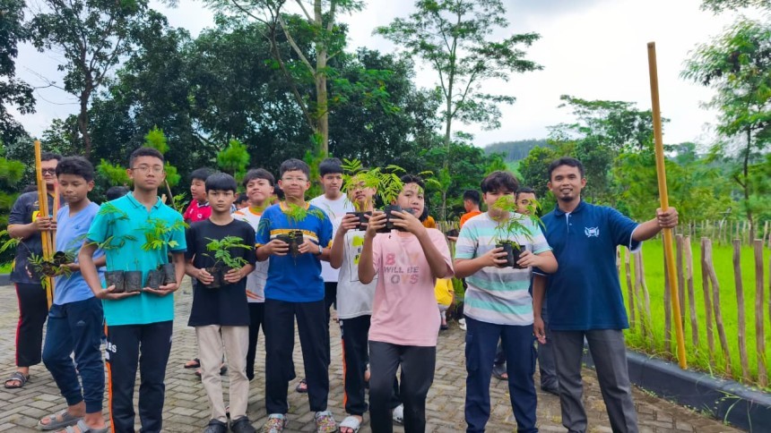 Satu Pohon, Sejuta Harapan: Gerakan Hijau Siswa Mega IBS Menjawab Krisis Lingkungan